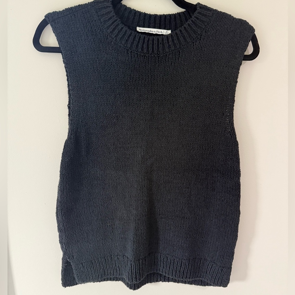 Abercrombie & Finch Black Sleeveless Knit Sweater